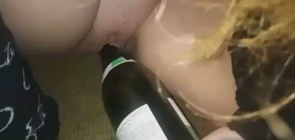Бутылка шампанского в вагине