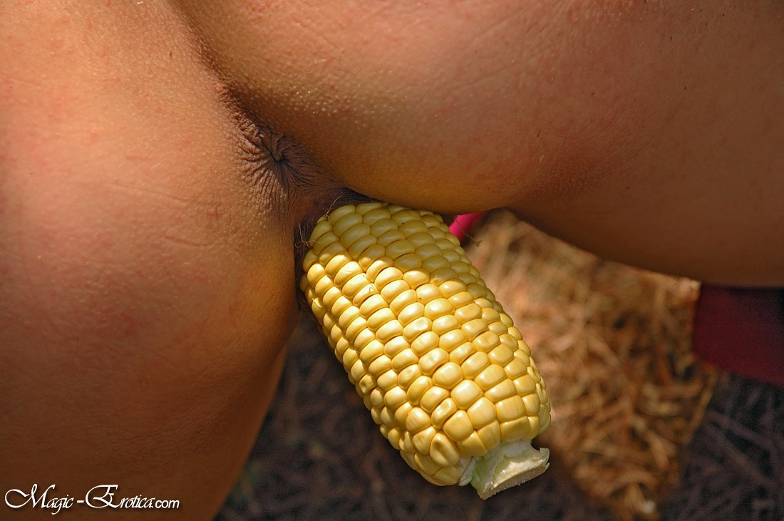 Толстуха в поле трахает себя кукурузным кочаном в задницу - порно видео