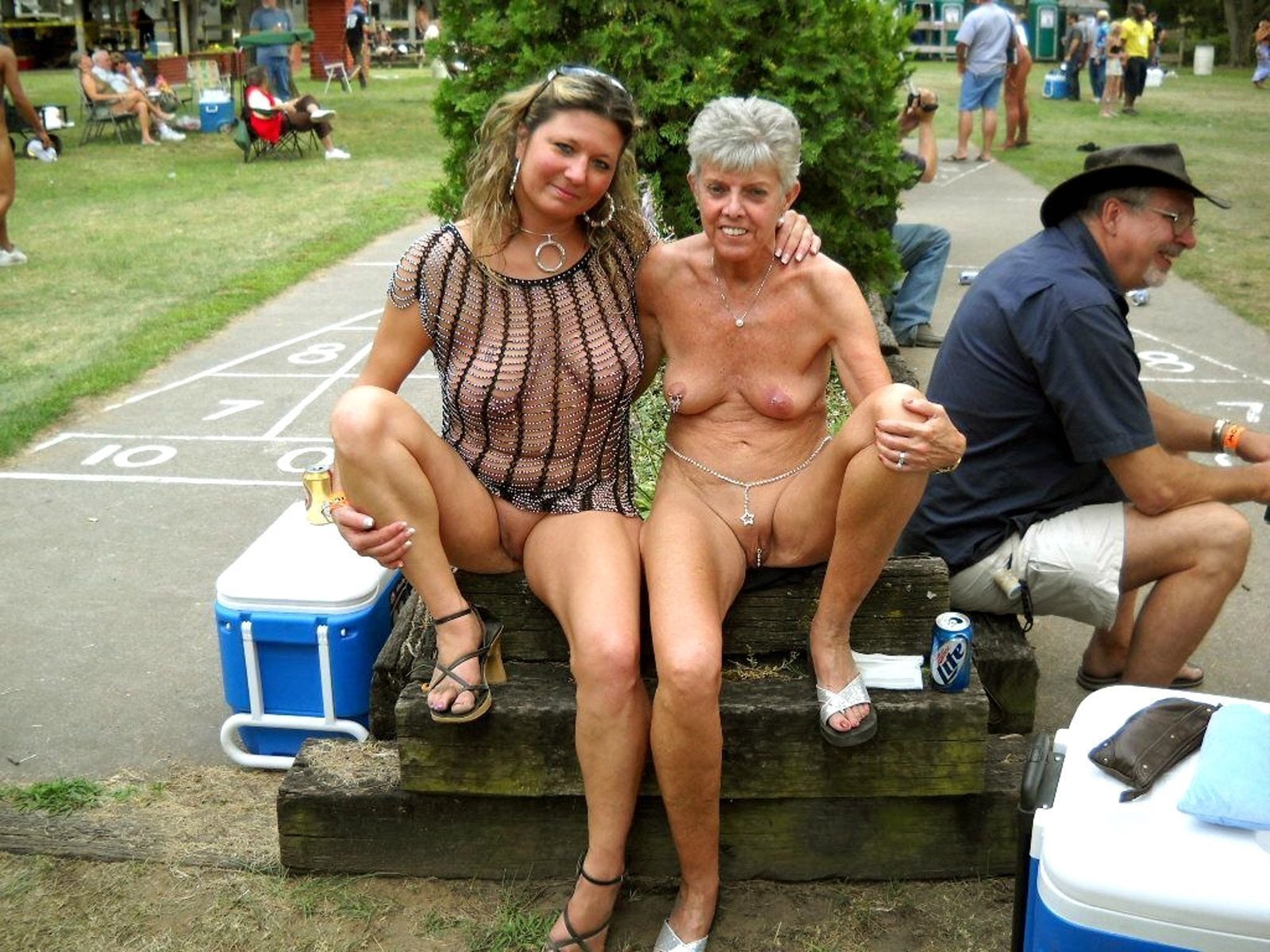 Голые старушки на улице - порно фото drochikula.com
