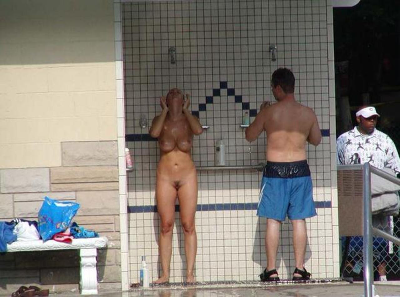 голые парни в общественном душе фото 92