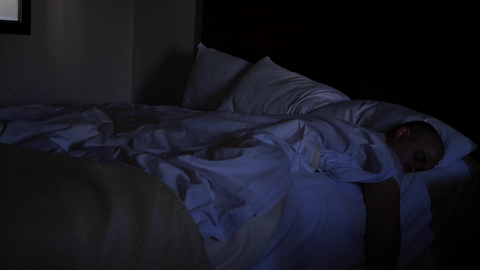 Трусы спящей бабушки. Спящий в темноте. Девушка под одеялом ночью. Человек в кровати ночью.