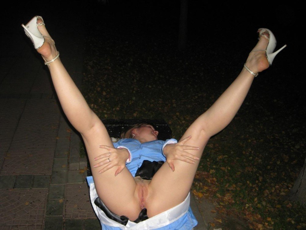 Женщины в чулках без трусов