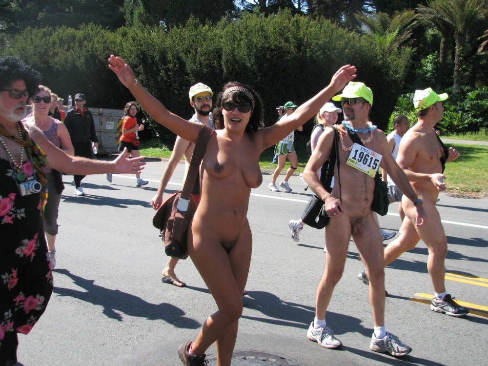 Конкурс нудисток на курорте Франции