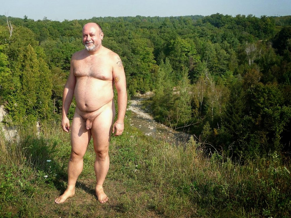 Голые зрелые мужчины на природе