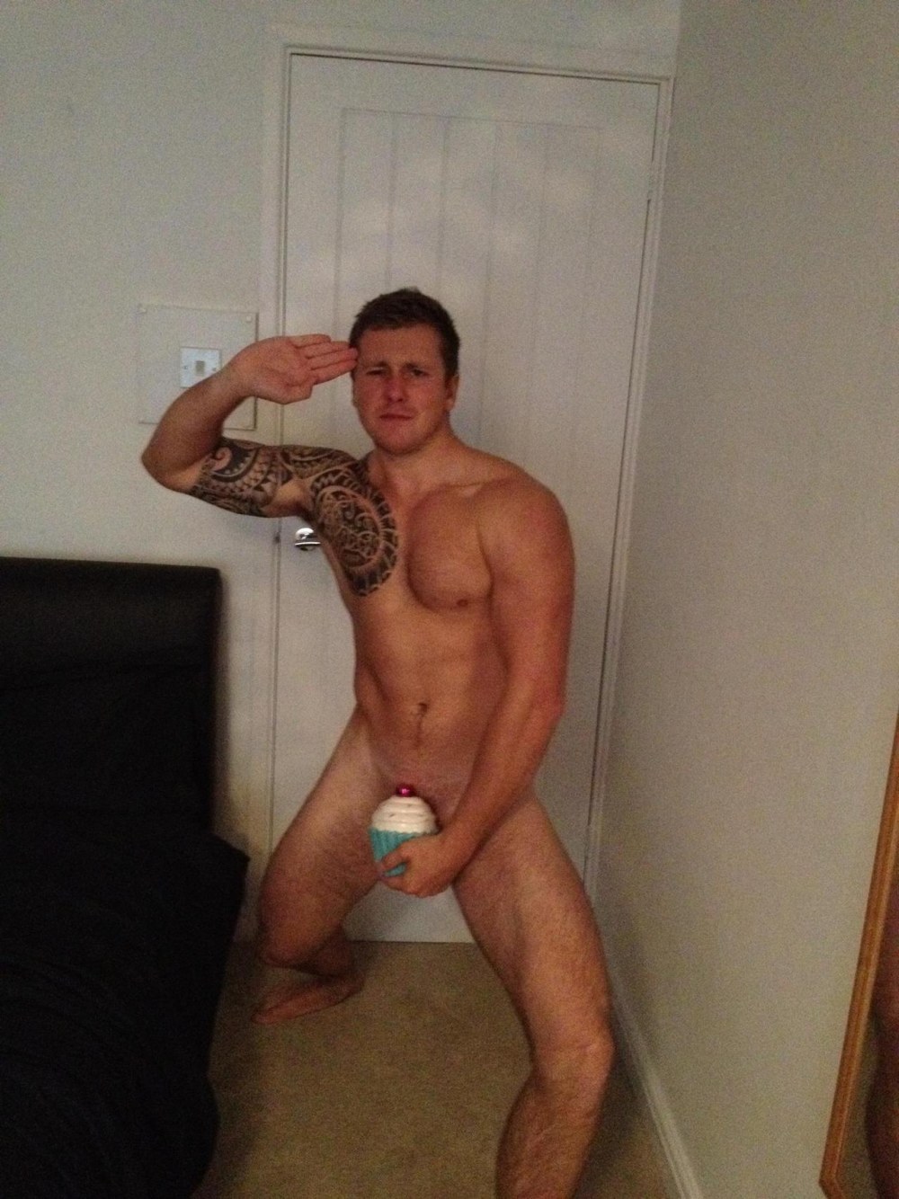 Голые мужчины в соц сетях