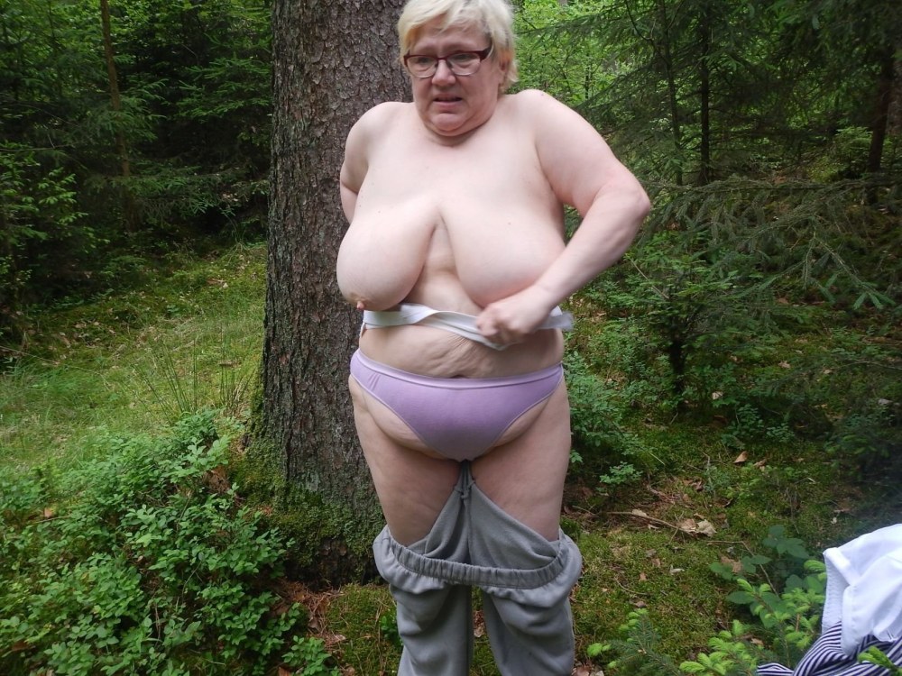 Голые старики и старушки на даче