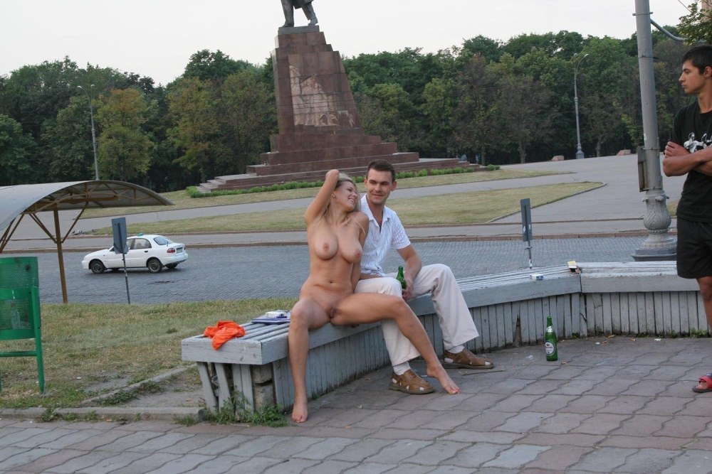 Голые женщины парни на улицу