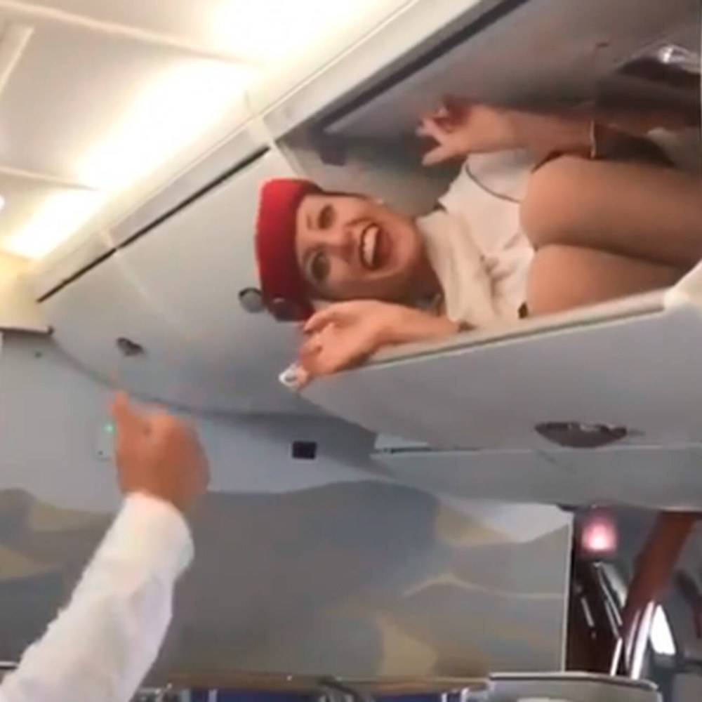 Стюардесса сядит на лицо пилота во время полета порно видео