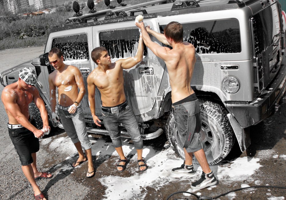 Мойка машин мужчинами