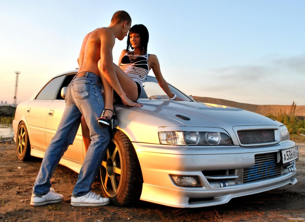 Пара на капоте машины