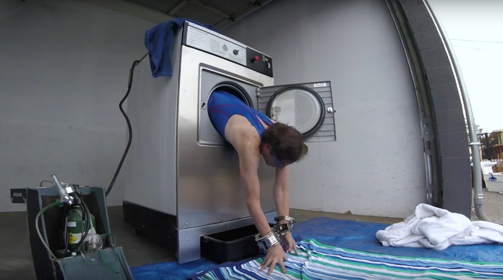 Девушка в стиральной машине