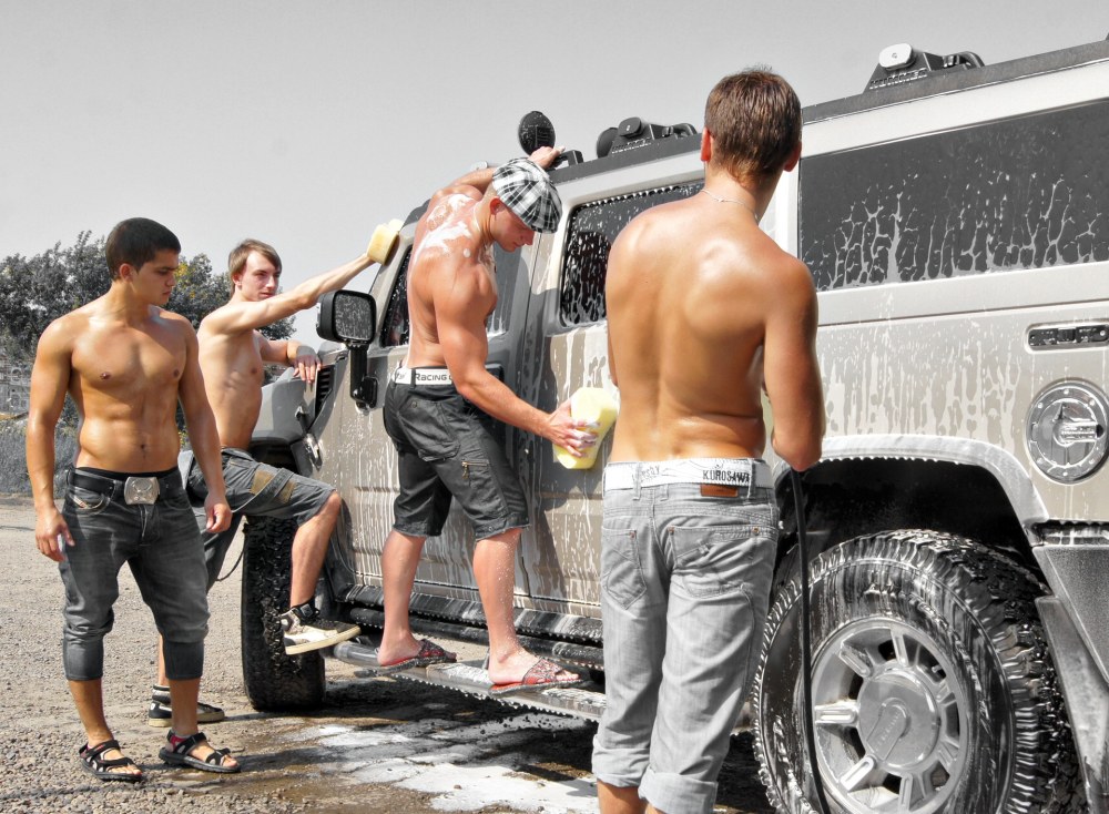 Парень с девушкой в машине