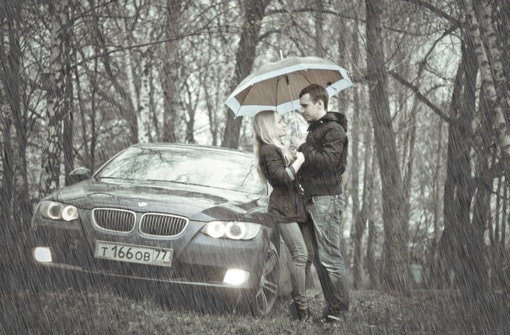 Парень в кепке за рулем