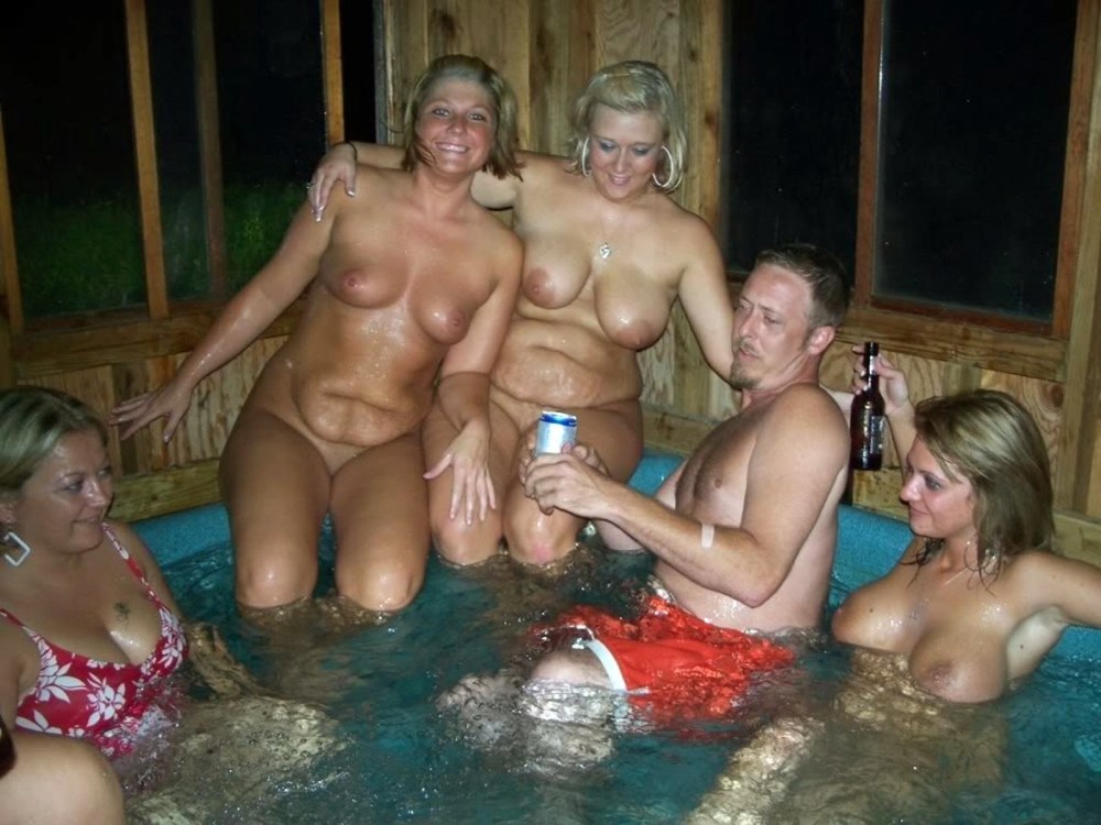 Голые бабы купаются в проруби