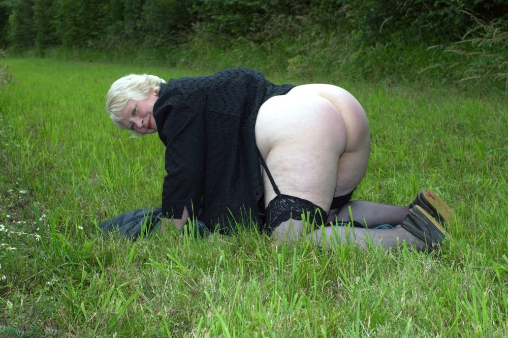 Старушка засветилась голой