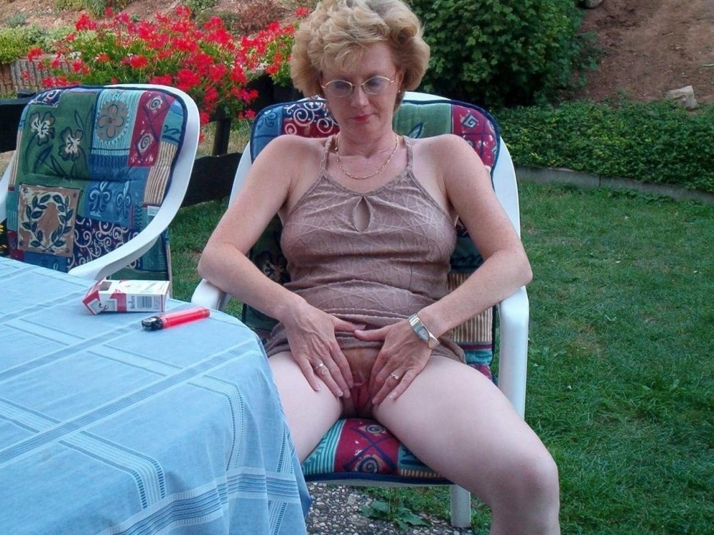 Голые старушки на природе