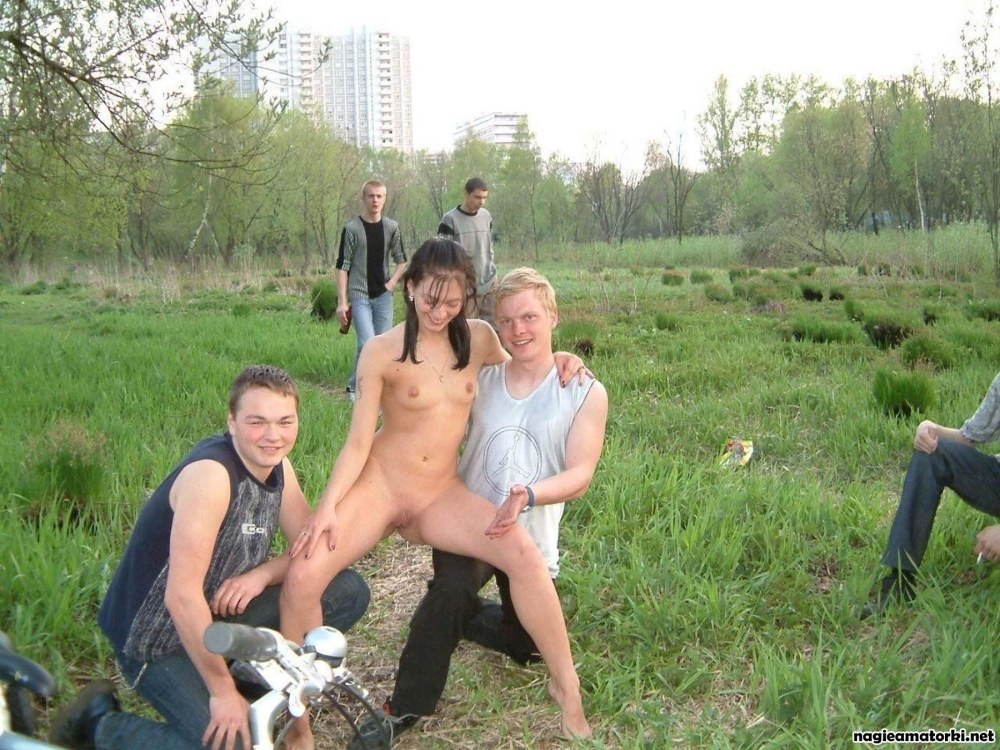 Раздетые девушки и парни