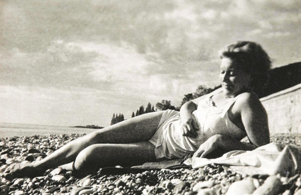 Любовь Орлова на пляже