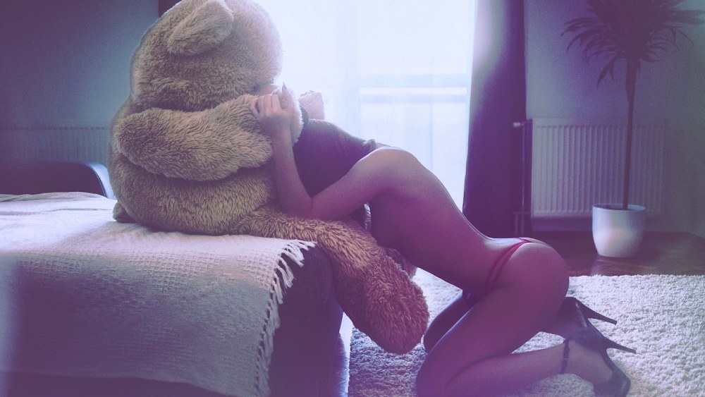 Фотосессия ню с мягкой игрушкой