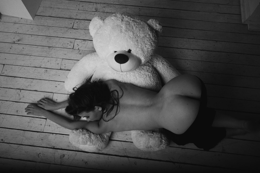 Эро девушки ню с плюшевым мишкой