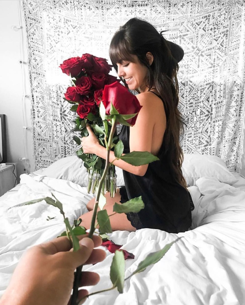 Девушка в белье с букетом цветов