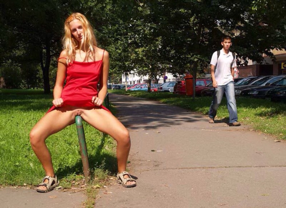 Девушки ходят без трусов