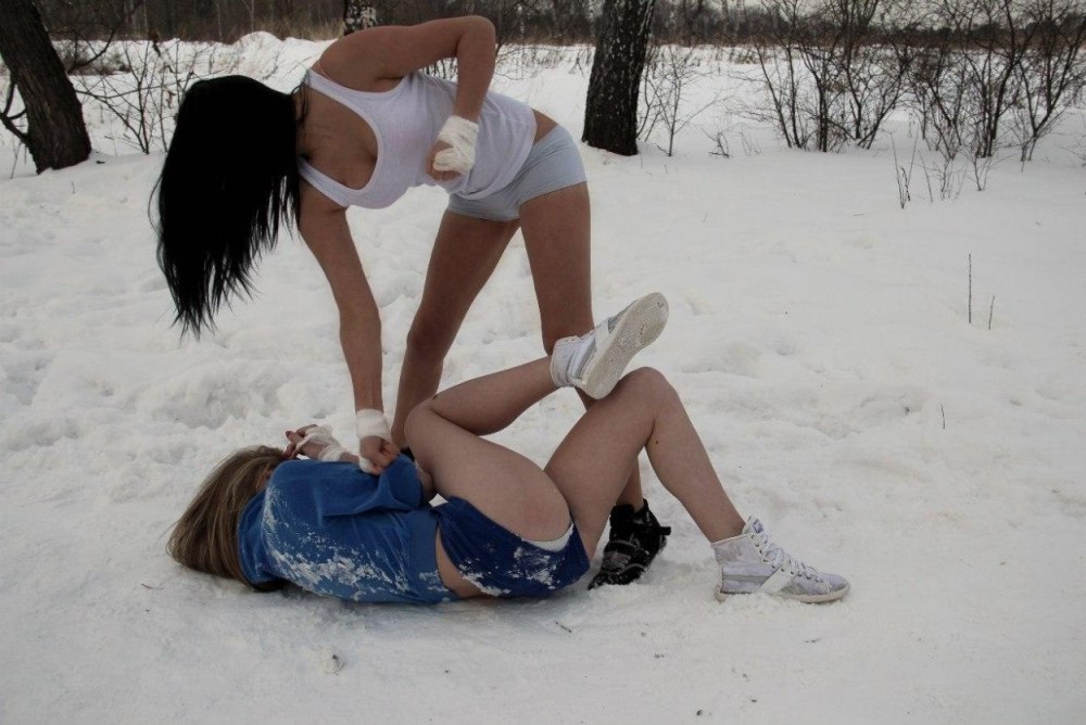 Голые девушки зимой на снегу - 3000 бесплатных видео