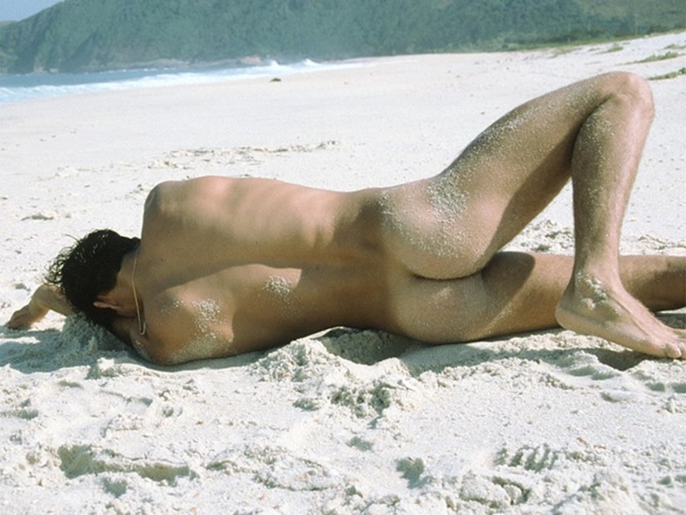 Голые парни загорают на пляже