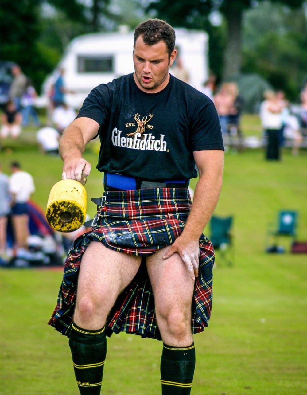 Шотландец в килте с анальной пробкой