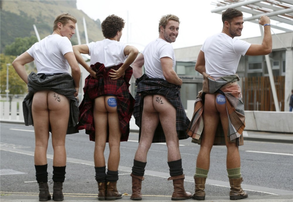 Голые парни в шотландских юбках