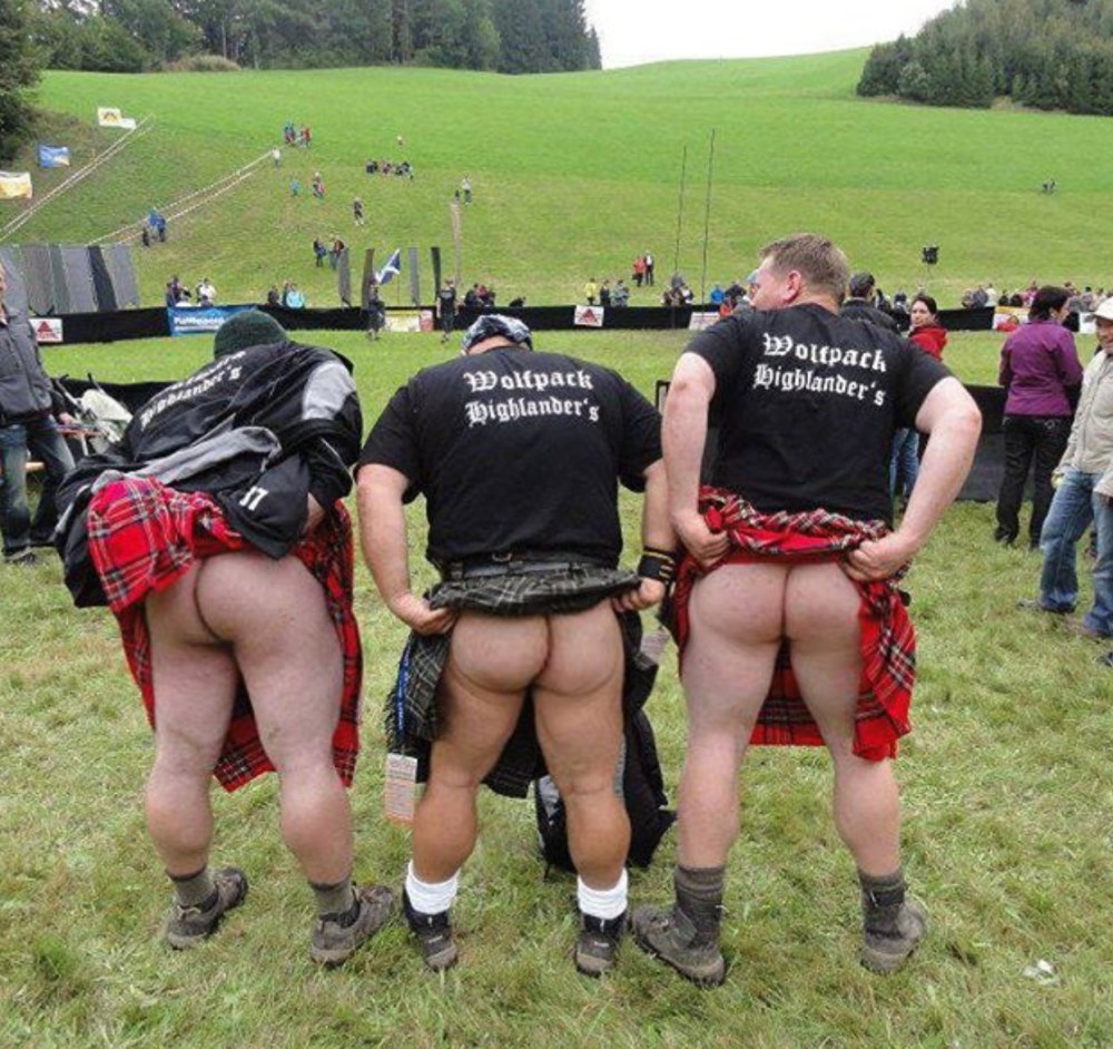 Голые парни в шотландских юбках