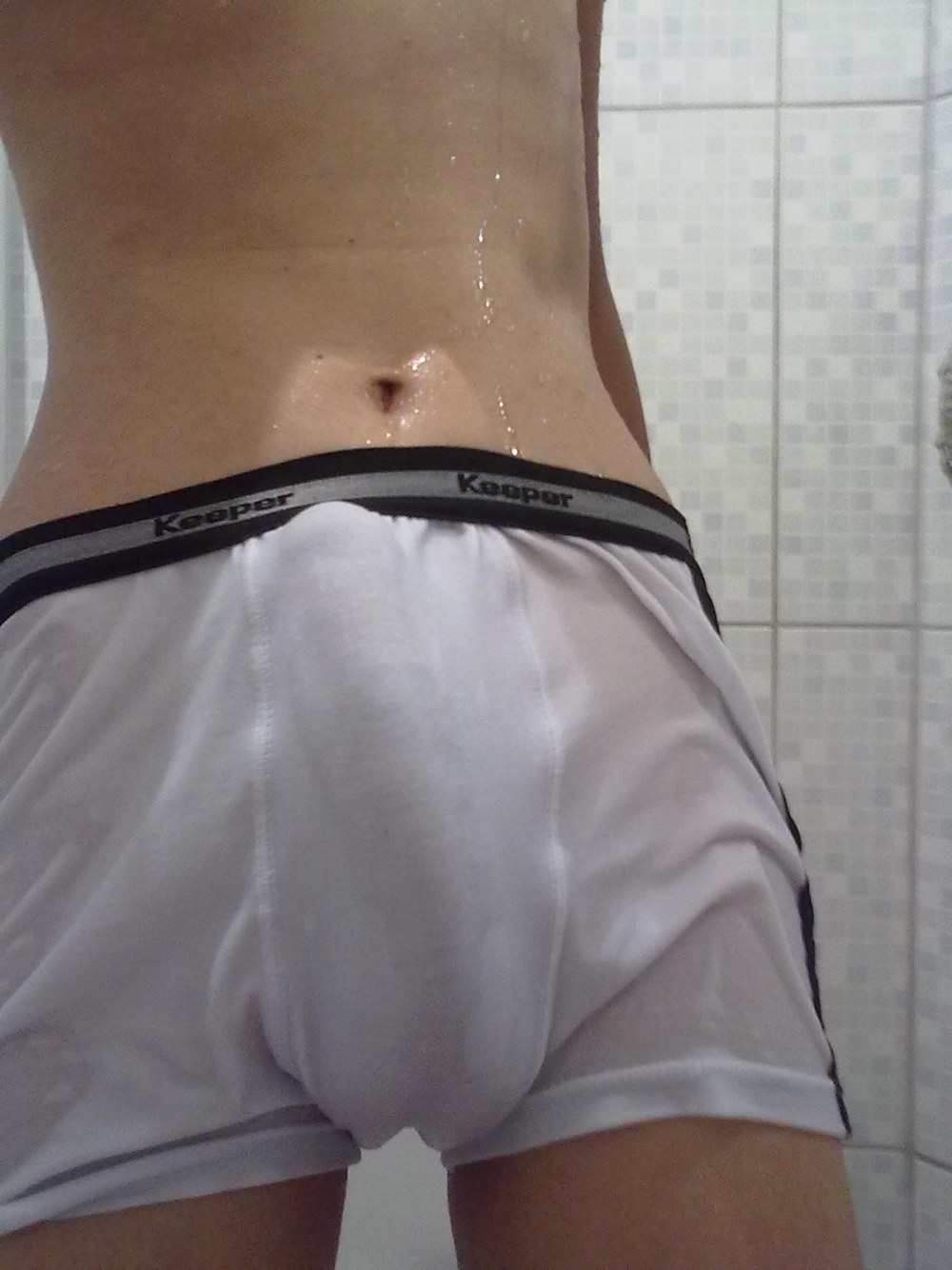 Выпирает из плавок