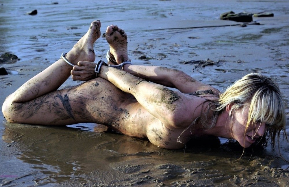 Девушка рабыня в грязи