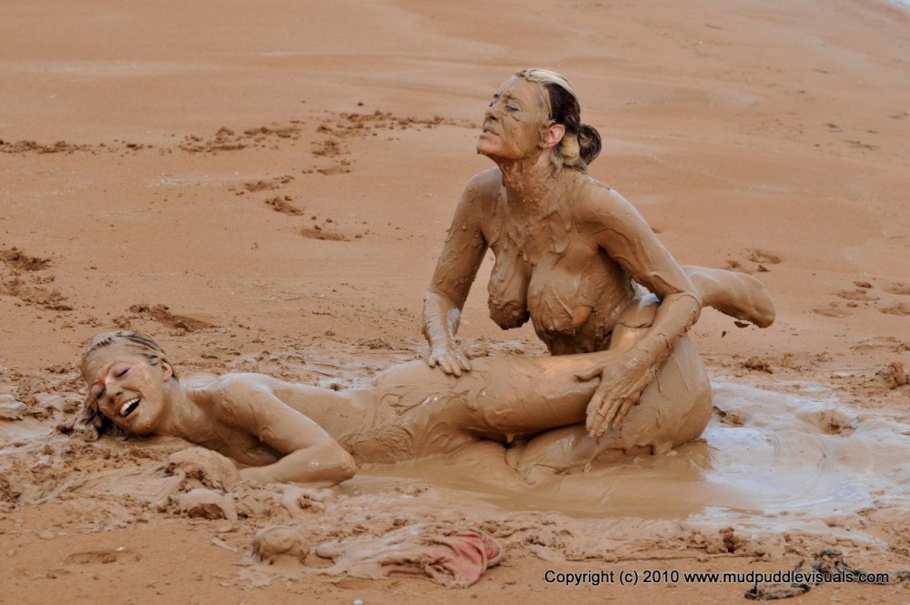 Голые зрелые бабы в грязи