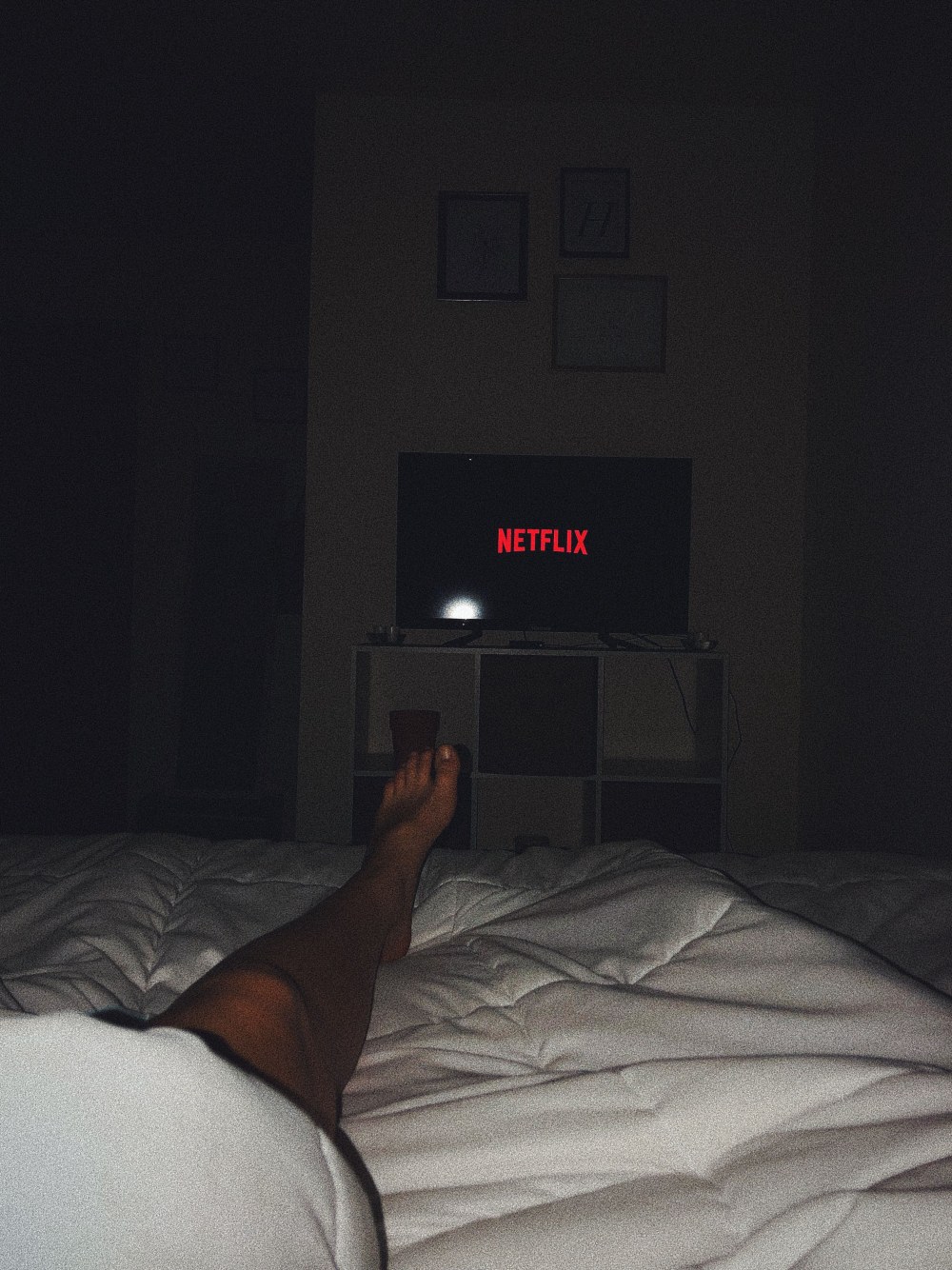 Ноги в кровати ночью