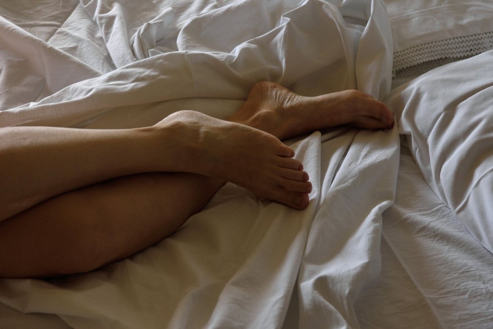 Ноги лежат на кровати