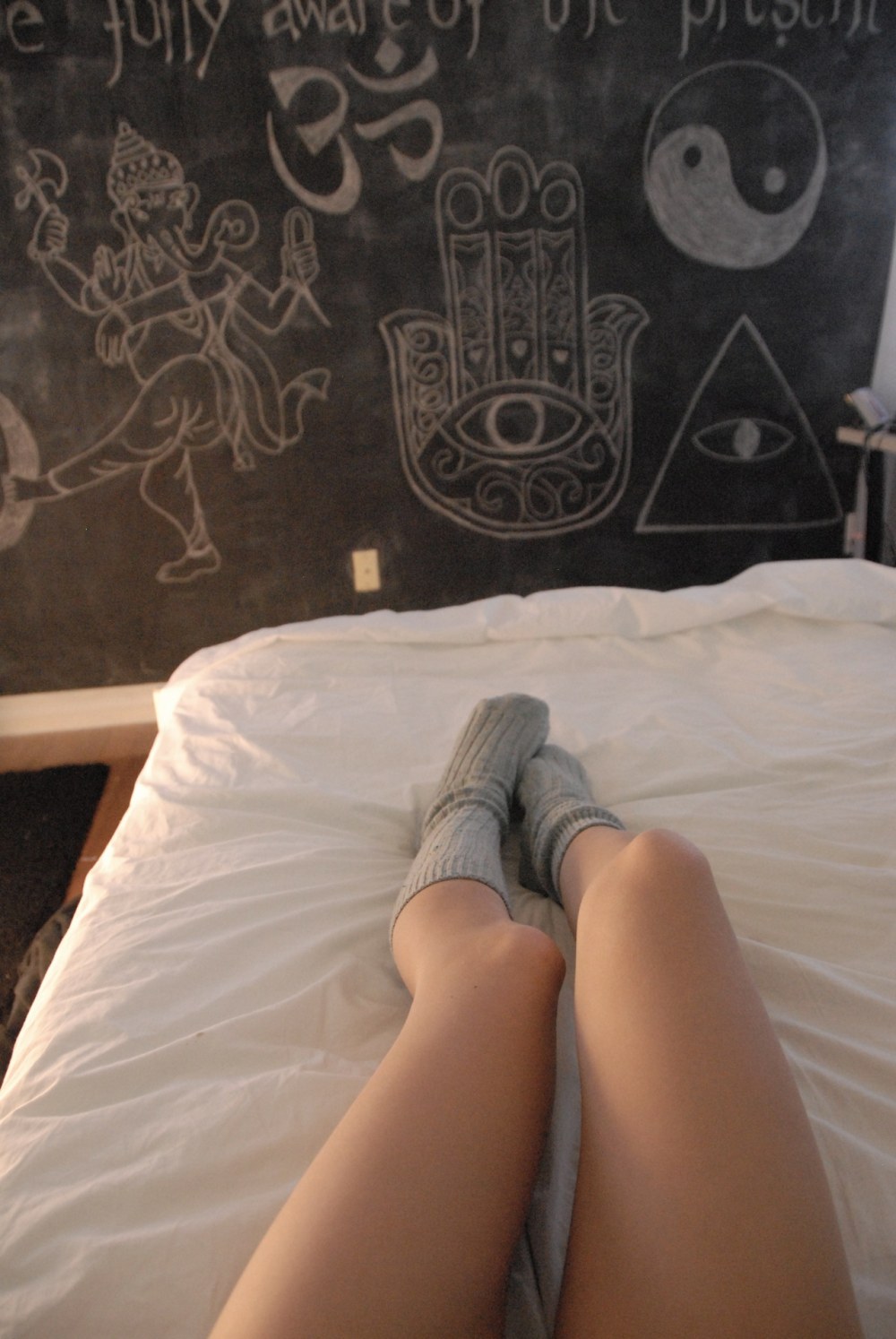 Ноги девушки в кровати