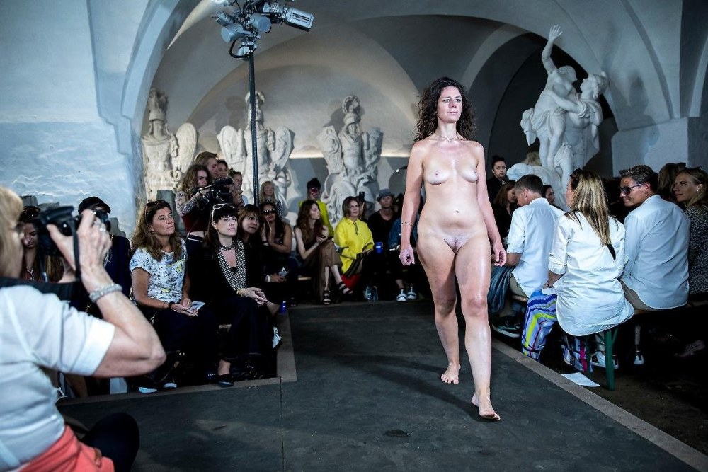 Alejandra Guilmant голая на подиуме
