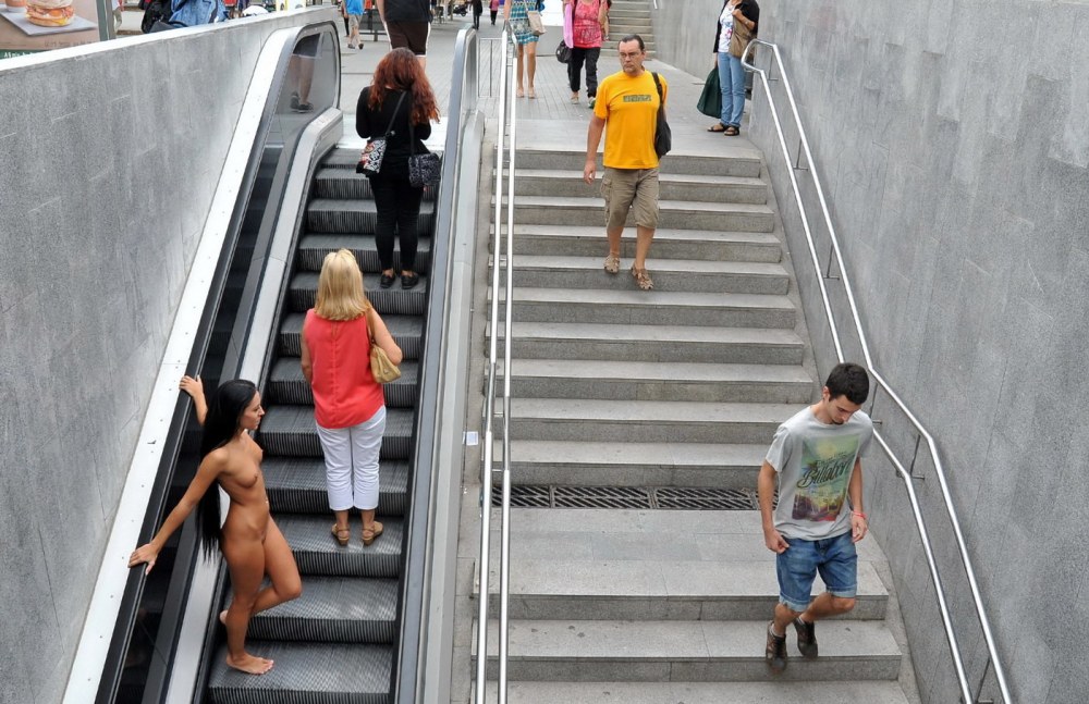 Девушки без трусов под юбкой в метро