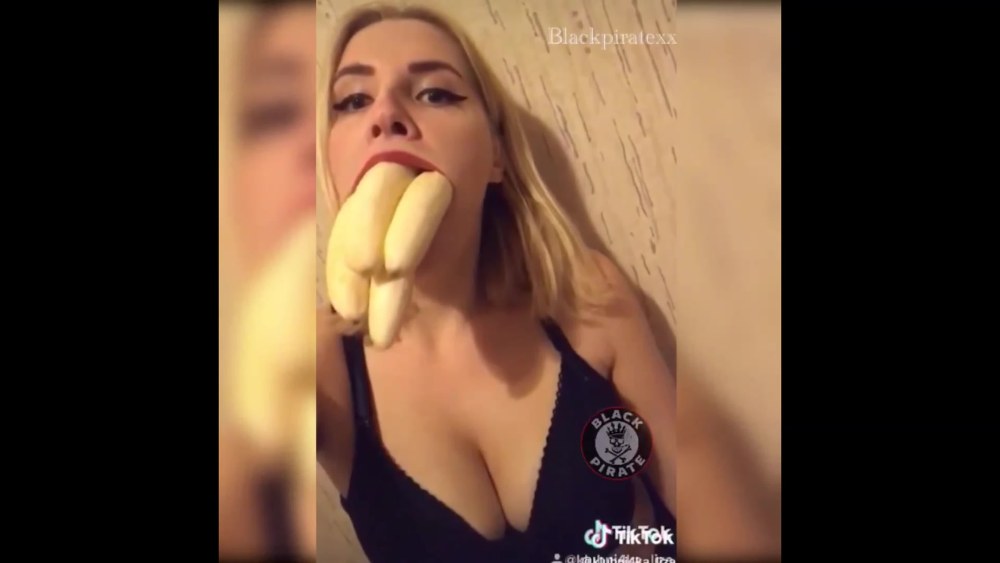Селфи с бананом во рту