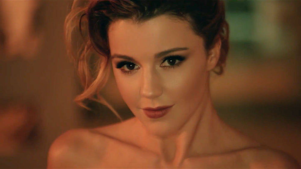 Юлианна Караулова ноги