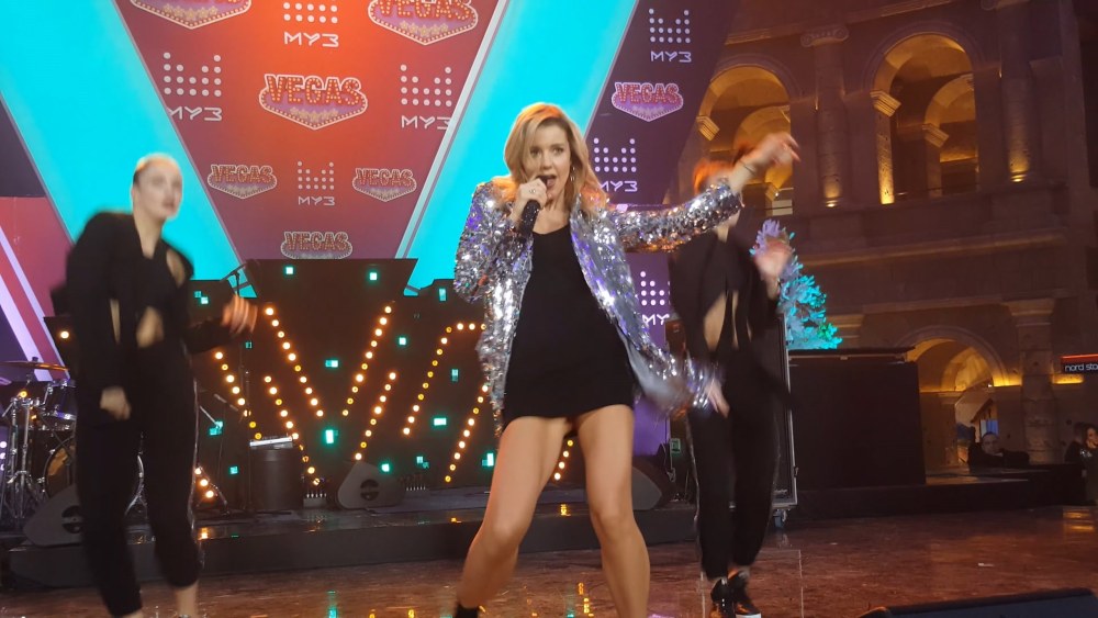 Юлианна Караулова ноги