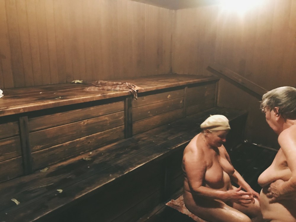 Голые пышные женщины в бане