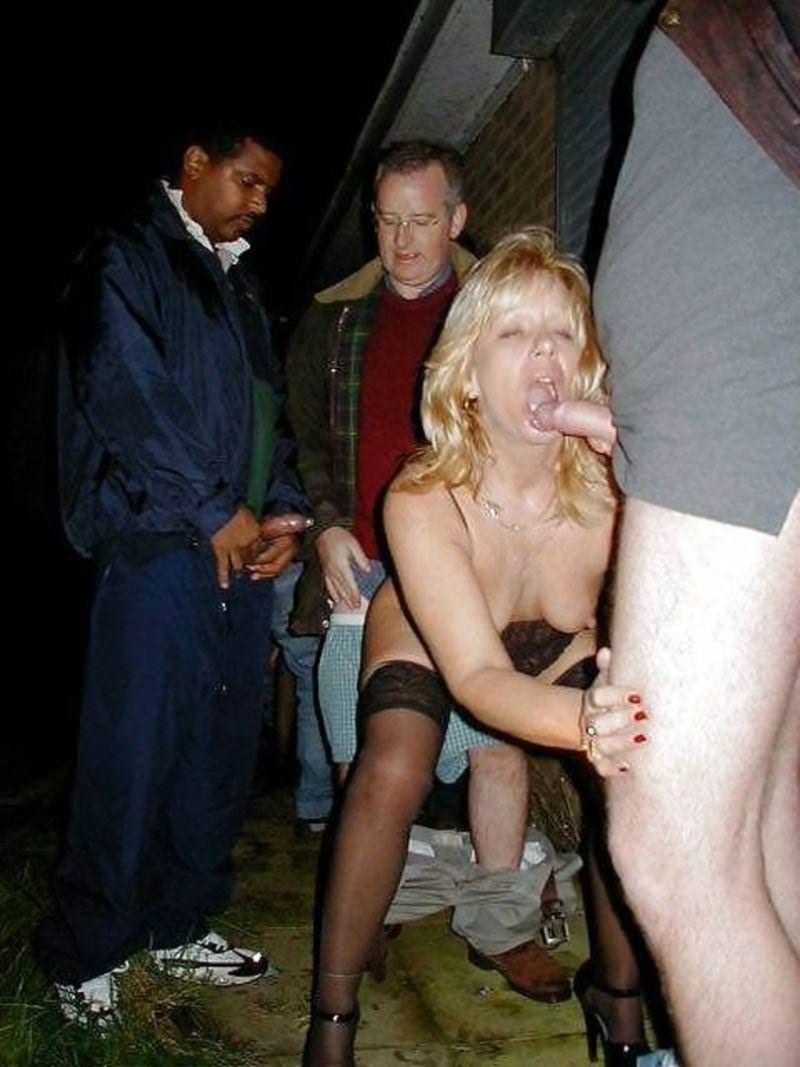 Групповой доггинг на улице