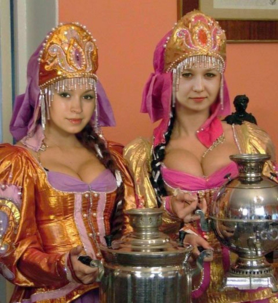 Анна Семенович с самоваром