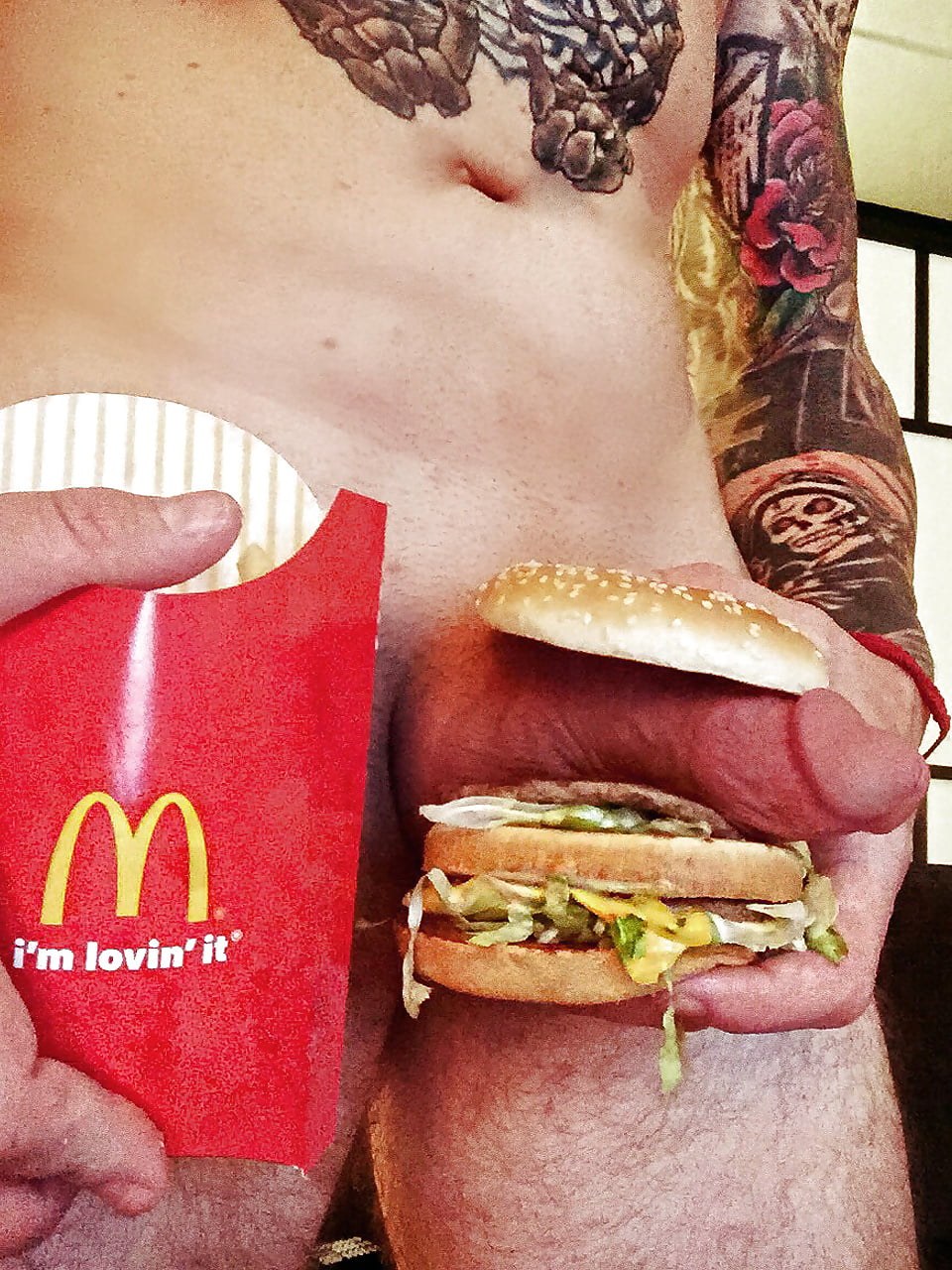 Голая женщина в Макдональдсе