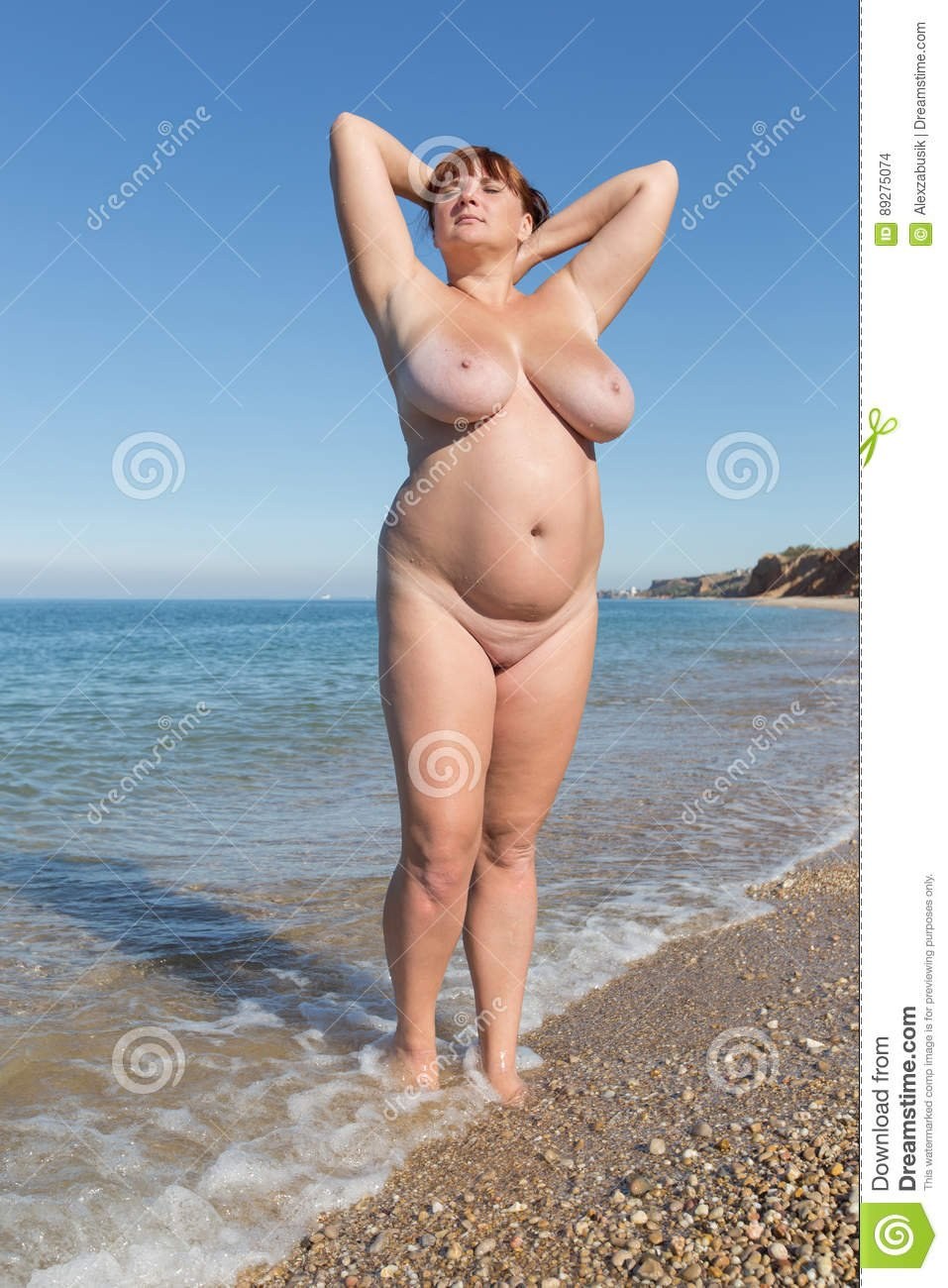 Полненькая загорает ню