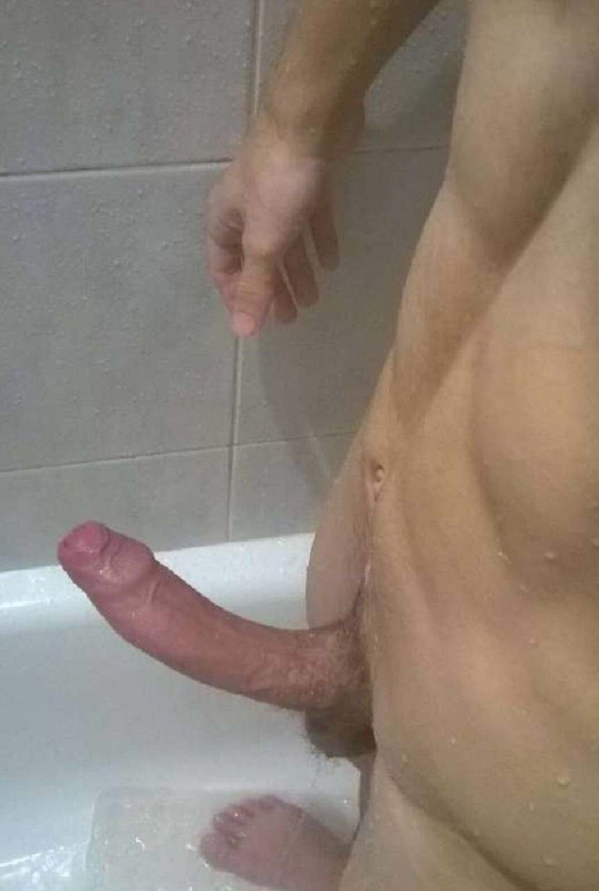 Парень дрочит член в ванной - порно фото drochikula.com