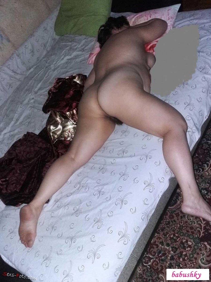 Пьяные девки спят без трусов