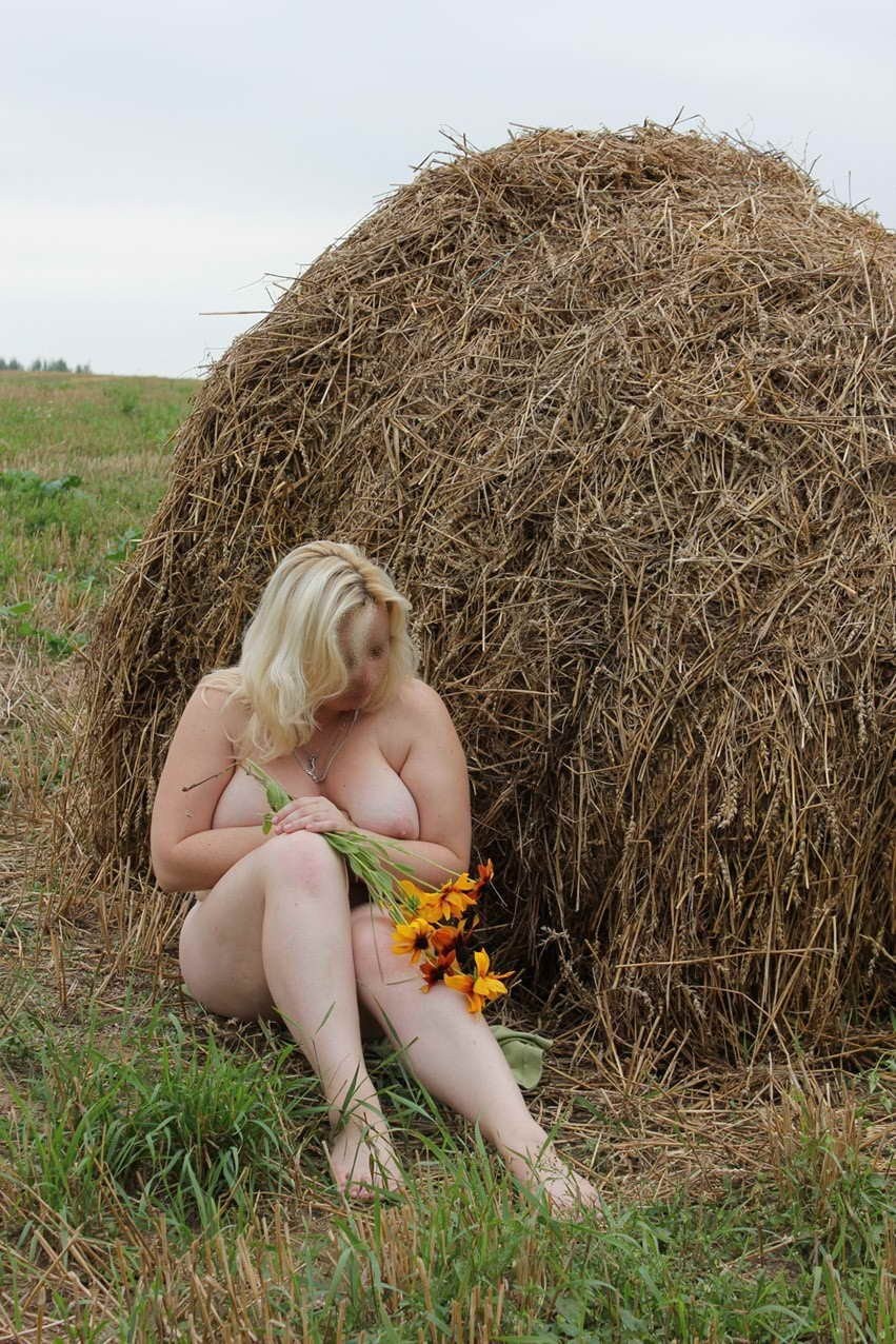 Голые зрелые пышки в поле
